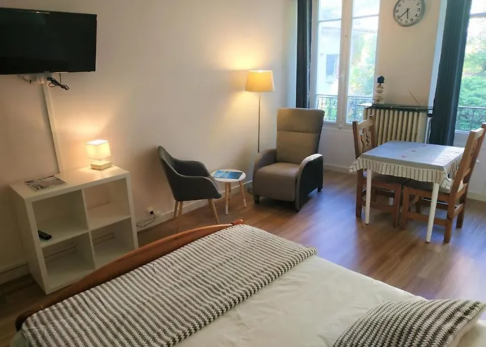 Joli Studio Calme Parking Proche Thermes Et Centre